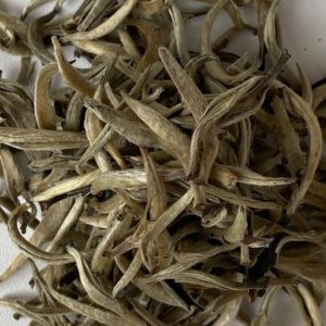 Бай Хао Инь Чжень, белый чай, рассыпной, крупный план серебристых почек (игл)