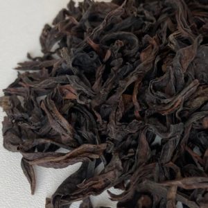 Да Хун Пао, улун, рассыпной чай, крупный план листа, средняя прожарка